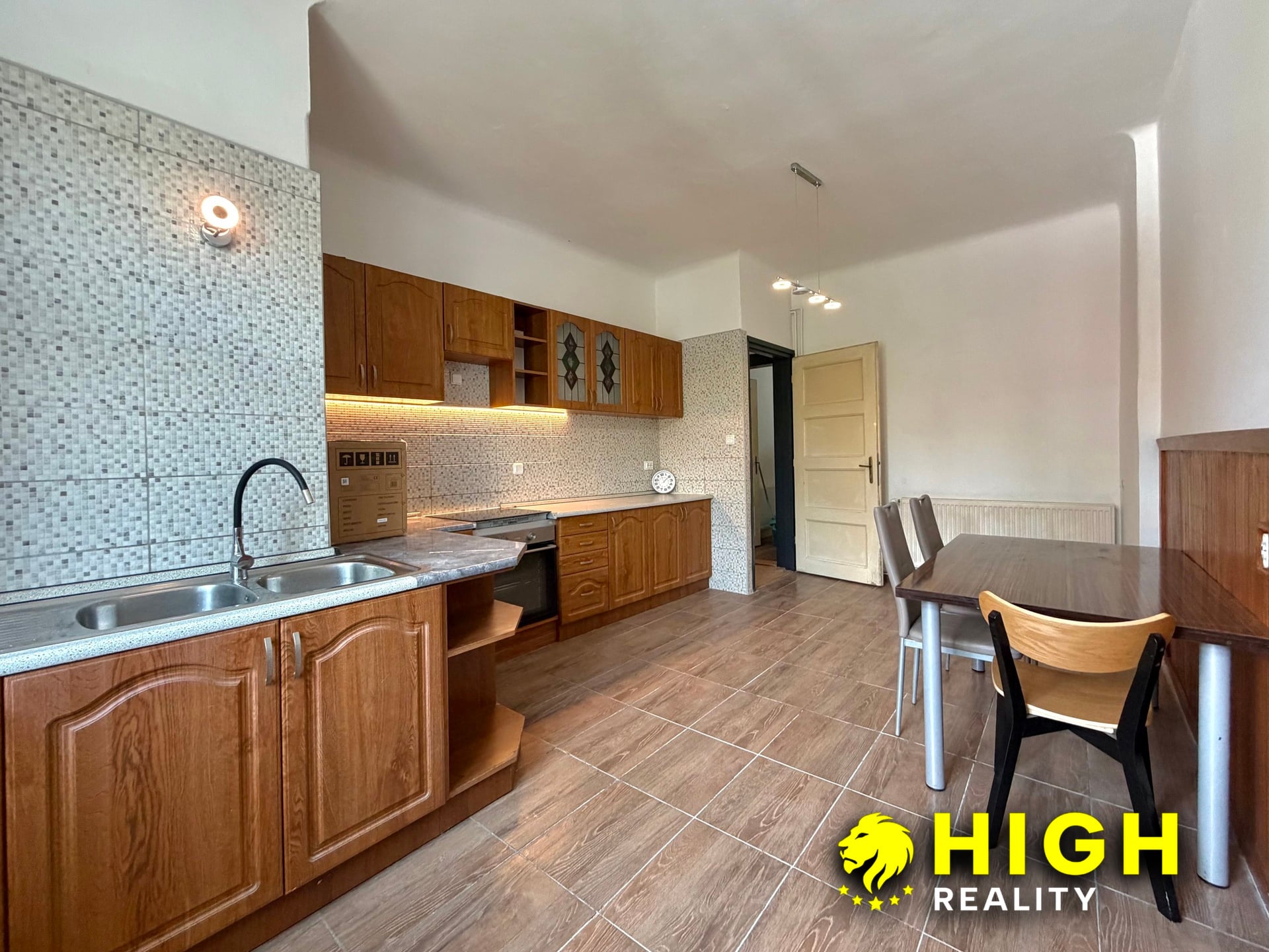 Pronájem bytu 3+1 80 m² se zahradou, Plzeň - Roudná – foto 3